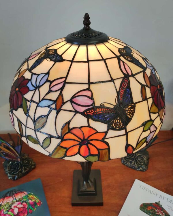 Lampada da Tavolo Tiffany Statua con Fiori e Farfalle