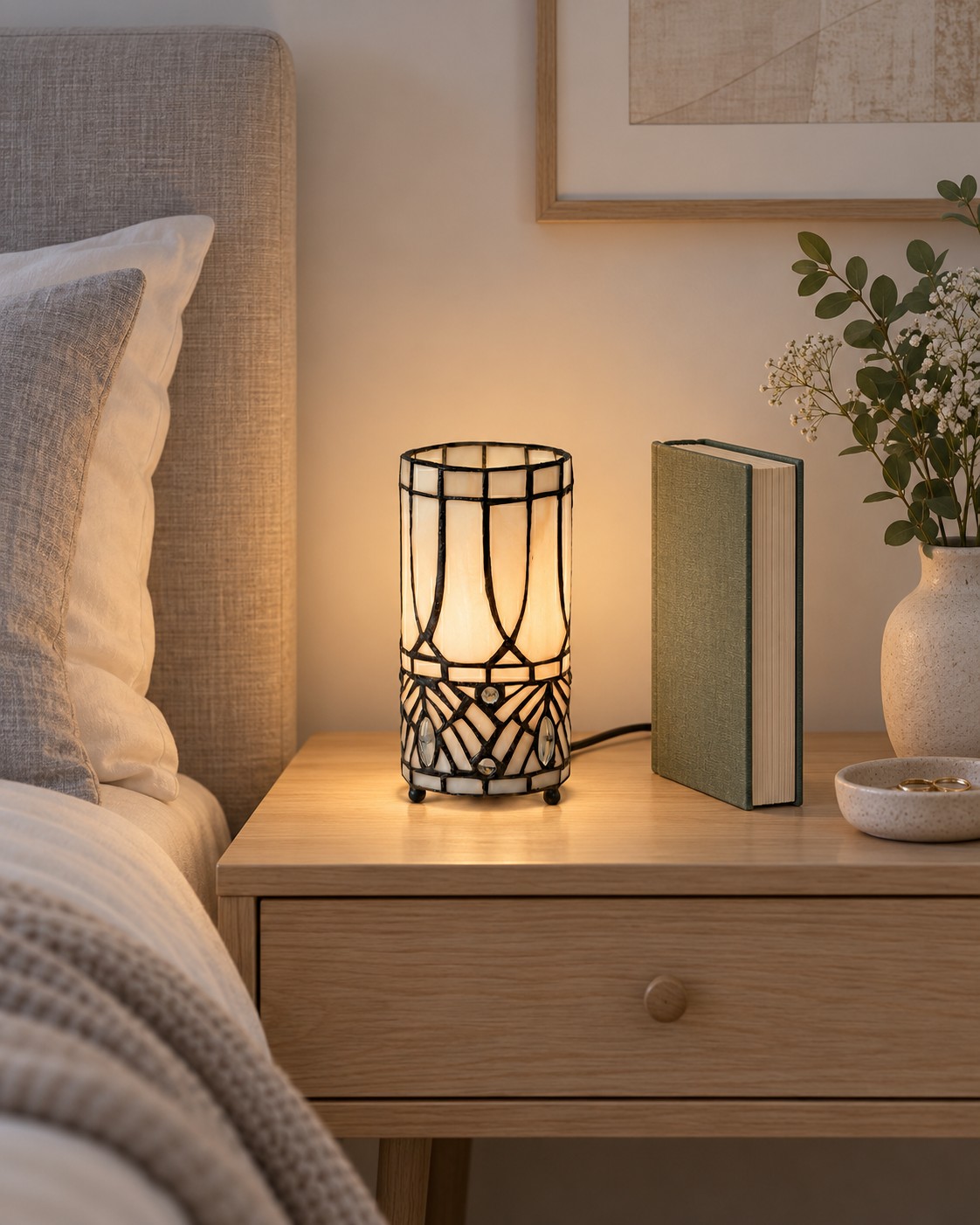 Abat Jour Moderna Tiffany Decorativa, 10cm 4 Lampada Tiffany ambientata in casa, usata per presentare la guida ai materiali e alla lavorazione.