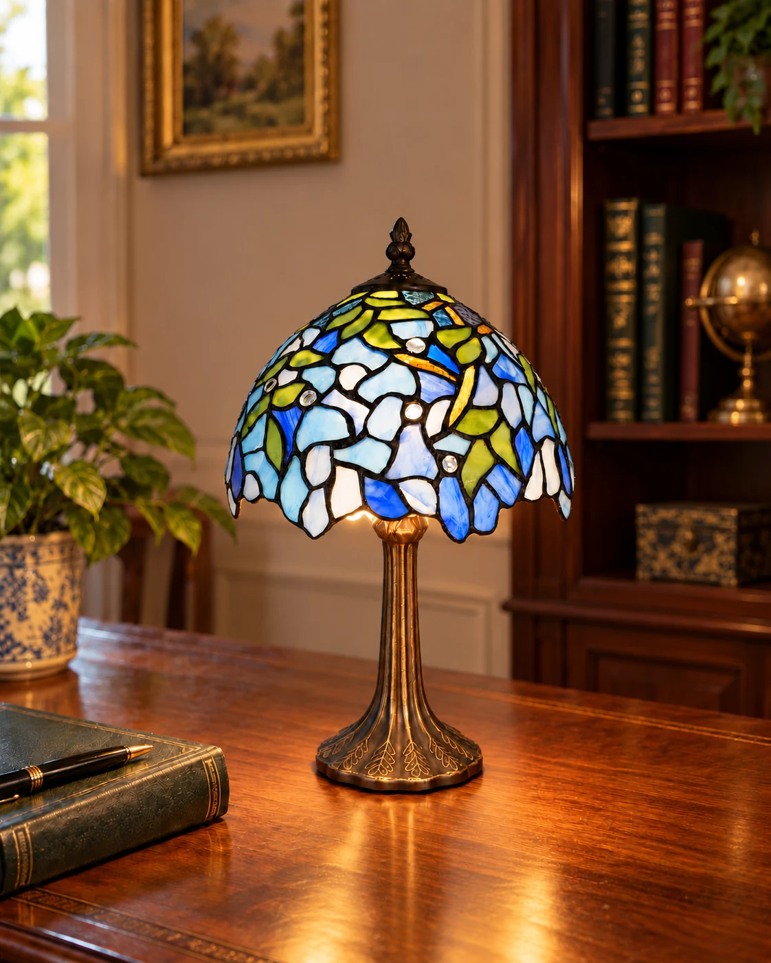 Abatjour Tiffany o Lampada Tiffany da Comodino Viola Azzurra Verde, 25cm 11 Lampada Tiffany TS1113 sullo scrittoio